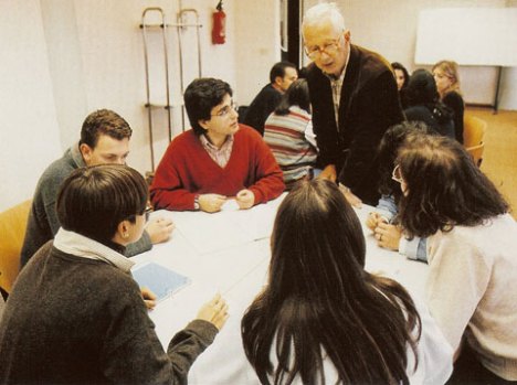 Il Prof. Antonio Viti con alcuni studenti di Medicina e Chirurgia