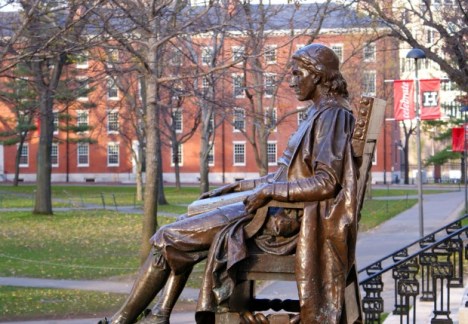 La statua di John Harvard