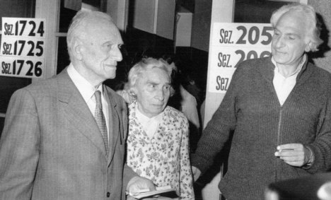 Il padre (Leonardo) e la madre (Andrée Estachon) all'uscita dal seggio nel 1979